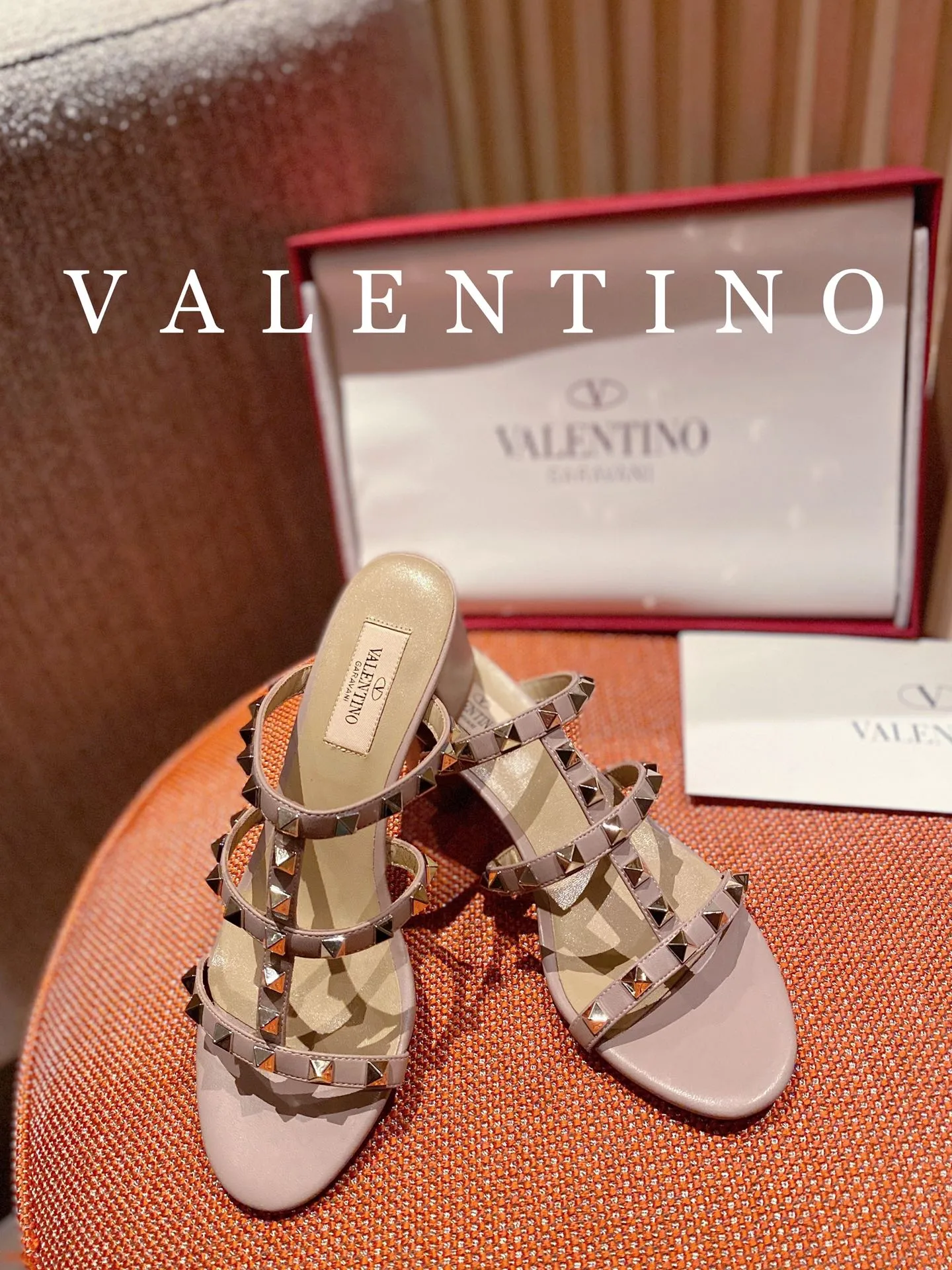 👟👟Ex-factory price 440🌈🌈 Women's shoes, women's clothing, high-end quality 𝑉𝐴𝐿𝐸𝑁𝑇𝐼𝑁𝑂 Valentino ♡ͥ | Level🔍 The classic King flip flops are also so beautiful. The textured hardware brings out a full sense of luxury. After putting it on my feet, I was shocked that my feet looked slimmer! The new season lives up to expectations! Worth buying ★Imported cowhide is absolutely high-grade ❥Original method is absolutely sensual ❥Elegant style creates a different feeling🙈 Simple temperament style!  ♡ show bdetails ———————————— ⊿▸: Size｜35-40 (customized at 40.41.42) ⊿▸: Material｜Imported cowhide ⊿▸: Material | Padded sheepskin ⊿▸: Material | Italian🇮🇹 genuine leather outsole ⊿▸: Heel height｜6cm